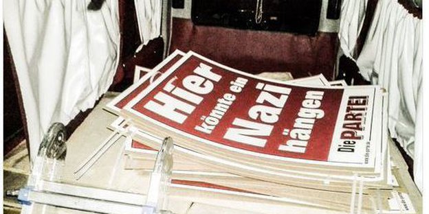 ein Stapel Wahlplakate mit dem Slogan „Hier könnte ein Nazi hängen“