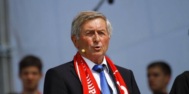 Mann mit rotem Schal, es ist Alois Glück Mann mit rotem Schal, es ist Alois Glück