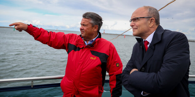 Gabriel (li.) und Sellering auf einem Schiff Gabriel (li.) und Sellering auf einem Schiff