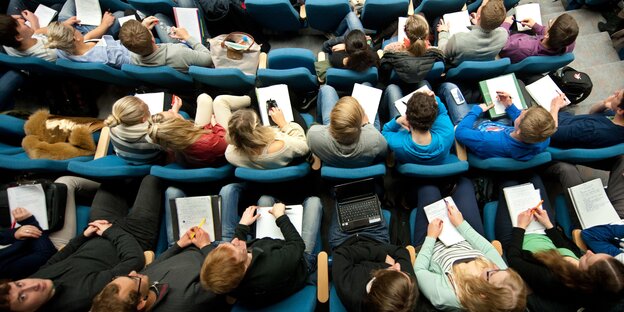 Studierende in einem Hörsaal