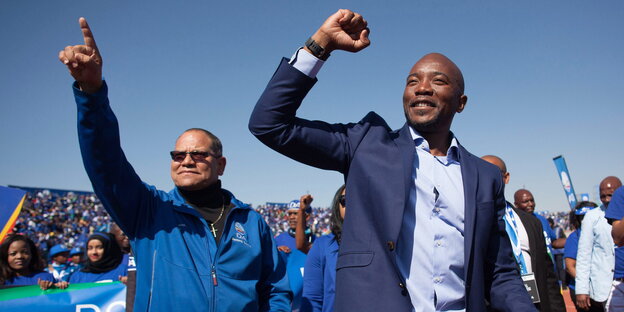 Ein Mann reckt die rechte Faust in die Luft. Es ist Mmusi Maimane Ein Mann reckt die rechte Faust in die Luft. Es ist Mmusi Maimane