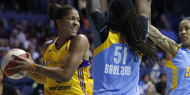 Die Basketballspielerin Candace Parker hält den Ball in der Hand Die Basketballspielerin Candace Parker hält den Ball in der Hand