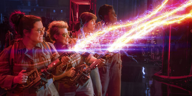 Melissa McCarthy, Kate McKinnon, Kristen Wiig und Leslie Jones in einer Szene des Films "Ghostbusters"