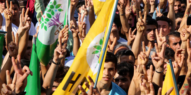 Eine HDP Demo mit vielen Menschen, die das Peace-Zeichen machen Eine HDP Demo mit vielen Menschen, die das Peace-Zeichen machen