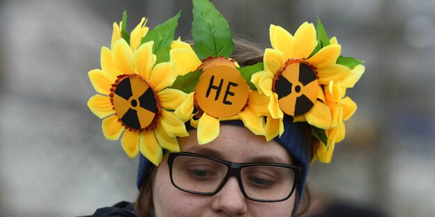 Kopfbedeckung mit Atomkraftzeichen in Blumen Kopfbedeckung mit Atomkraftzeichen in Blumen