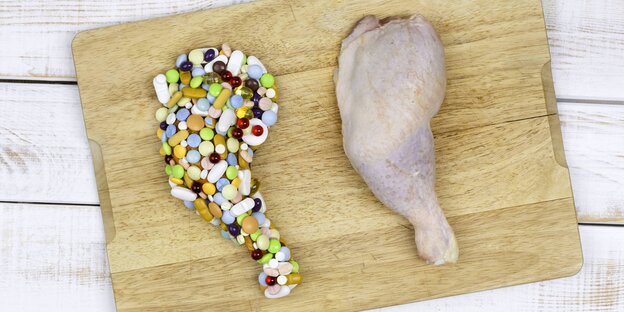 Tabletten und Hähnchenschenkel Tabletten und Hähnchenschenkel
