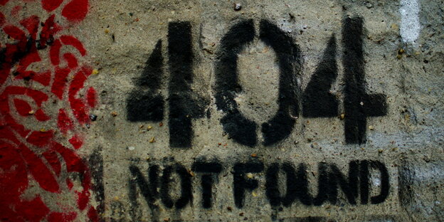 Ein Graffito an der Wand mit den Worten: 404 Not found Ein Graffito an der Wand mit den Worten: 404 Not found