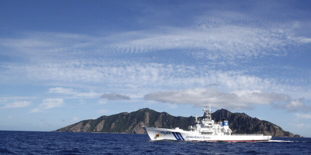 Schiff der japanischen Küstenwache vor kleiner Insel