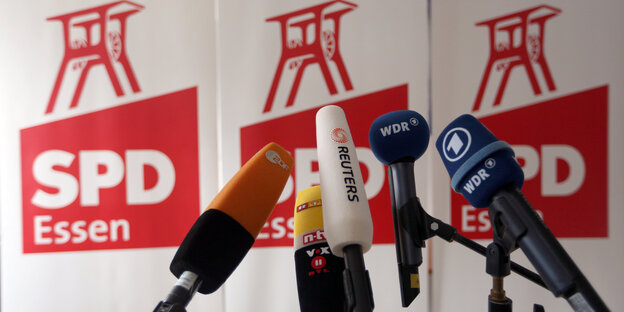 Mikrofone vor dem logo der SPD Essen Mikrofone vor dem logo der SPD Essen