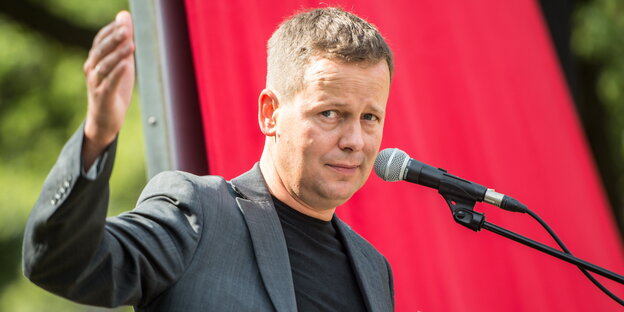 Der Spitzenkandidat der Linken für die Abgeordnetenhauswahl in Berlin, Klaus Lederer, bei einer Rede Der Spitzenkandidat der Linken für die Abgeordnetenhauswahl in Berlin, Klaus Lederer, bei einer Rede