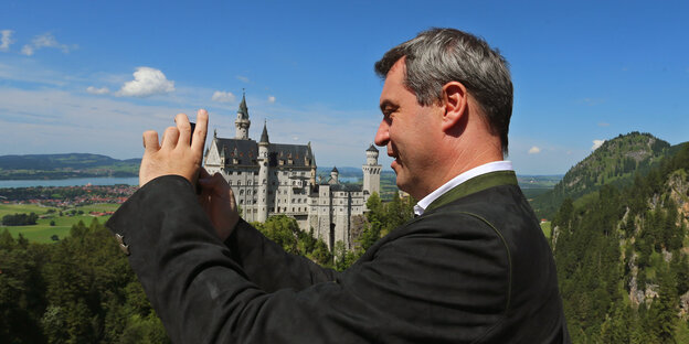 Markus Söder vor dem Schloss Neuschwanstein Markus Söder vor dem Schloss Neuschwanstein