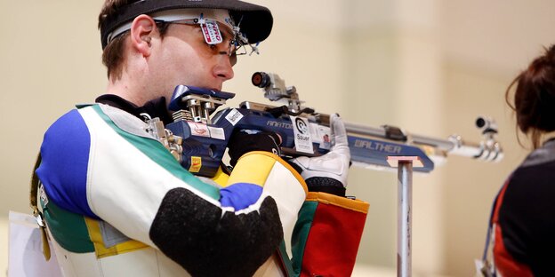 Ein Mann mit Luftgewehr Ein Mann mit Luftgewehr