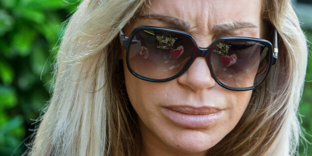 Eine Frau mit Sonnebrille. Es ist Gina-Lisa Lohfink Eine Frau mit Sonnebrille. Es ist Gina-Lisa Lohfink