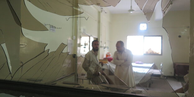 Eine zersprungene Glasscheibe in der pakistanischen Klinik nach dem Bombenanschlag Eine zersprungene Glasscheibe in der pakistanischen Klinik nach dem Bombenanschlag