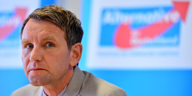 Björn Höcke vor einem Logo der AfD