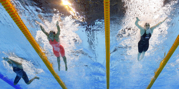 Schwimmerinnen unter Wasser fotografiert Schwimmerinnen unter Wasser fotografiert