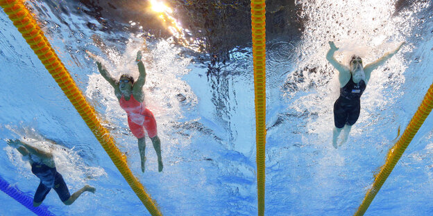 Schwimmerinnen unter Wasser fotografiert