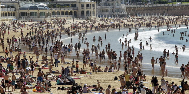 Sonnenhungrige am Strand von San Sebastian Sonnenhungrige am Strand von San Sebastian