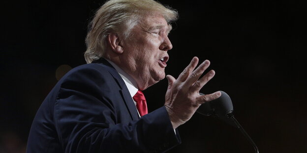 Nahaufnahme von Donald Trump vor einem Mikrofon. Nahaufnahme von Donald Trump vor einem Mikrofon.