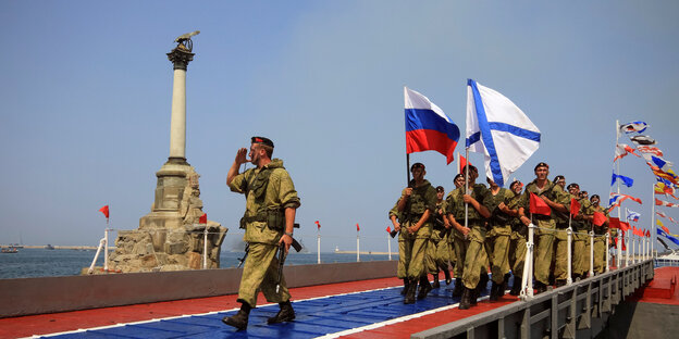 Soldaten-Parade mit russischen Flaggen Soldaten-Parade mit russischen Flaggen