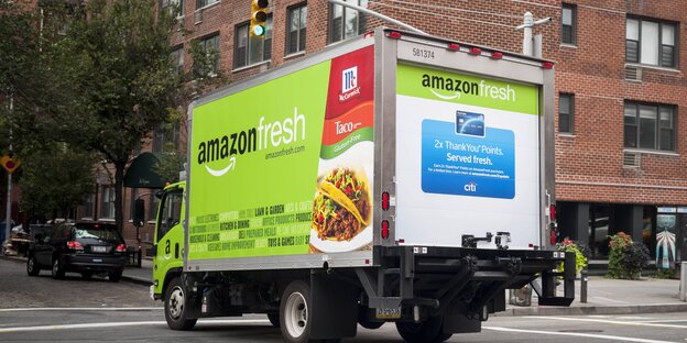 Ein Lkw mit Werbung für Amazon fresh Ein Lkw mit Werbung für Amazon fresh