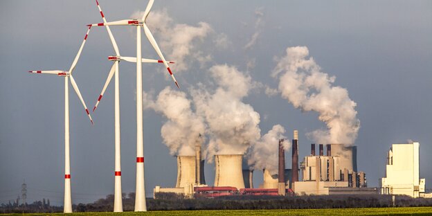 Windkrafträder und das Braunkohlekraftwerk Neurath Windkrafträder und das Braunkohlekraftwerk Neurath