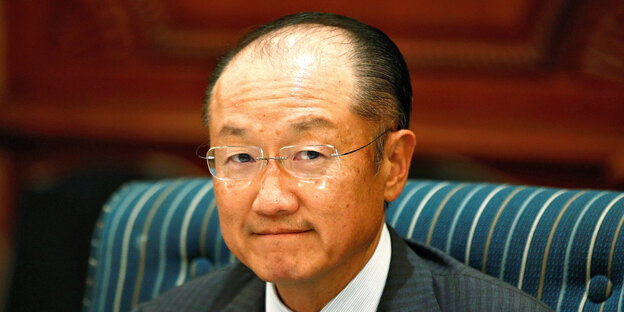 Jim Yong Kim schaut zur Seite Jim Yong Kim schaut zur Seite