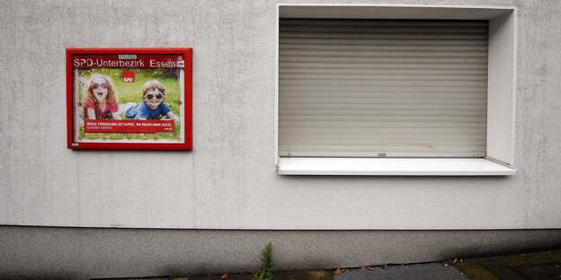 Blick von außen auf ein Fenster und ein Plakat der Parteizentrale der Essener SPD Blick von außen auf ein Fenster und ein Plakat der Parteizentrale der Essener SPD