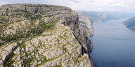 Eine Klippe am Lysefjord im Süden Norwegens Eine Klippe am Lysefjord im Süden Norwegens