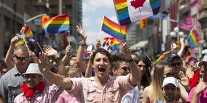 Premierminister Trudeau mit einer Regenbogenfahne mit Ahornblatt