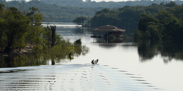 Ein Seitenarm des Amazonas nahe Manaus Ein Seitenarm des Amazonas nahe Manaus