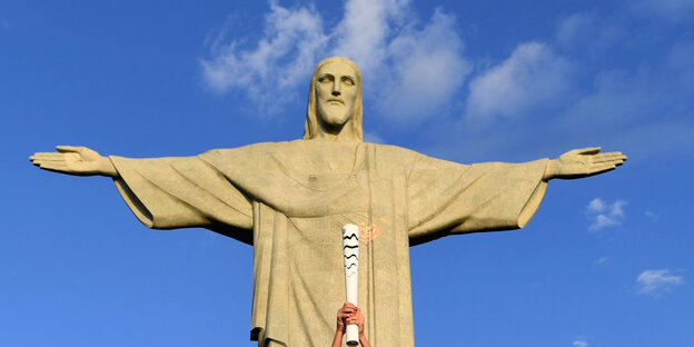 die Christusstatue von Rio de Janeiro vor blauem Himmel die Christusstatue von Rio de Janeiro vor blauem Himmel