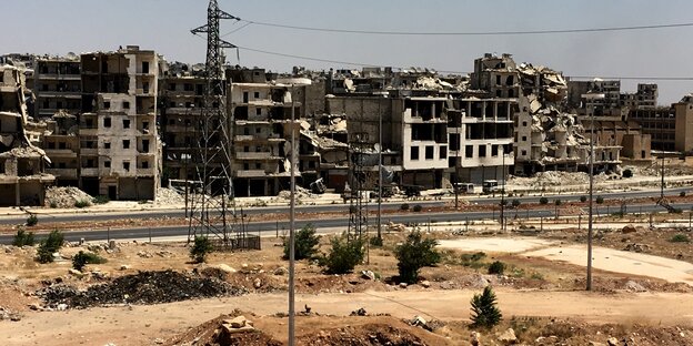 Ein ausgebrannter Tanklastzug steht vor zerstörten Gebäuden im südlichen Vorort Al-Ramouseh von Aleppo, Syrien. Ein ausgebrannter Tanklastzug steht vor zerstörten Gebäuden im südlichen Vorort Al-Ramouseh von Aleppo, Syrien.