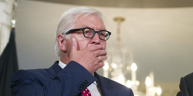 Außenminister Frank-Walter Steinmeier hält sich die Hand vor den Mund Außenminister Frank-Walter Steinmeier hält sich die Hand vor den Mund