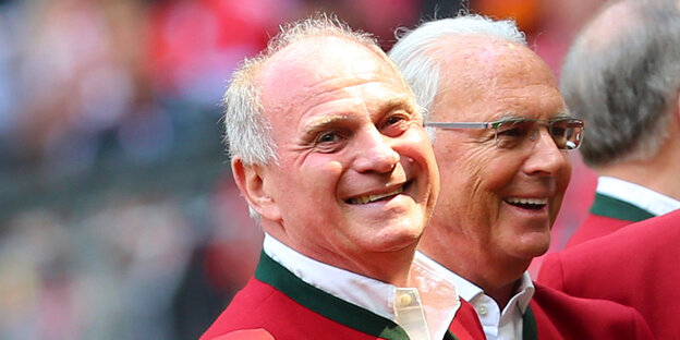 Uli Hoeness neben Franz Beckenbauer