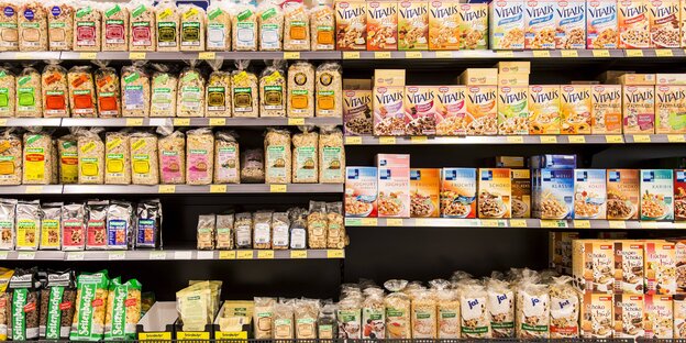 Ein Supermarktregal mit vielen Müsli-Produkten Ein Supermarktregal mit vielen Müsli-Produkten