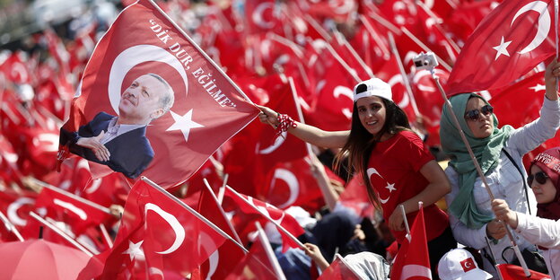 Eine Menschenmenge schwingt türkische Flaggen Eine Menschenmenge schwingt türkische Flaggen
