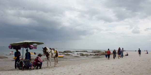 Nur wenige Thais und Touristen halten sich am Strand auf Nur wenige Thais und Touristen halten sich am Strand auf