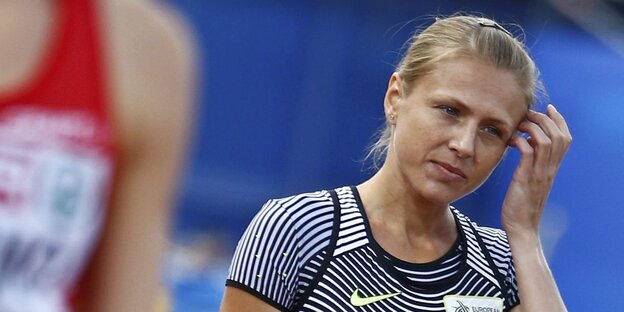 Die Läuferin Julia Stepanowa sieht nachdenklich aus Die Läuferin Julia Stepanowa sieht nachdenklich aus