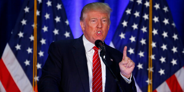Donald Trump mit erhobenen Zeigefinger Donald Trump mit erhobenen Zeigefinger