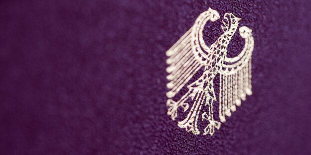 Bundesadler auf Pass-Vorderseite Bundesadler auf Pass-Vorderseite