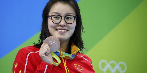 Porträt Fu Yuanhui. Sie zeigt ihre Bronze-Medaille Porträt Fu Yuanhui. Sie zeigt ihre Bronze-Medaille