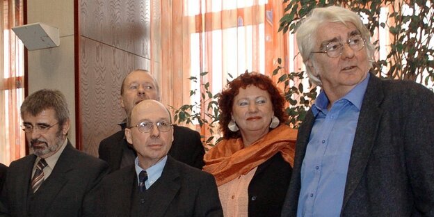 Herbert Schui steht neben anderen Männern und Frauen Herbert Schui steht neben anderen Männern und Frauen