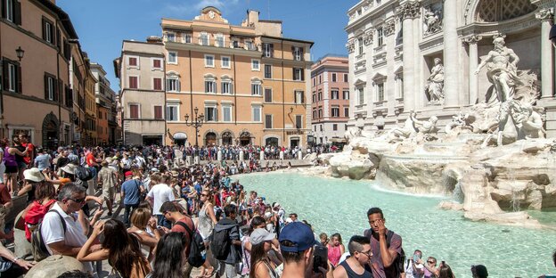 Touristen am Trevi Brunnen Touristen am Trevi Brunnen