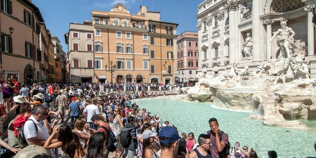 Touristen am Trevi Brunnen