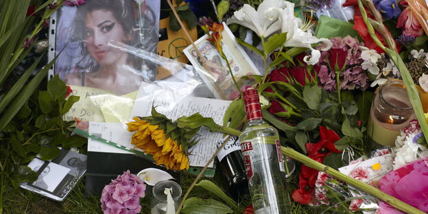Blumen und Fotos vor dem früheren Wohnhaus der Sängerin Amy Winehouse Blumen und Fotos vor dem früheren Wohnhaus der Sängerin Amy Winehouse