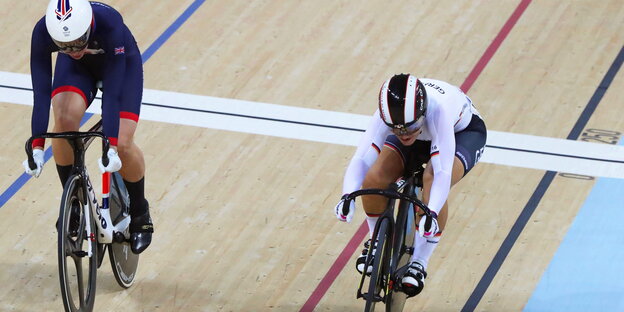 Kristina Vogel fährt im Bahnrad-Sprint knapp vor der Britin Rebecca James ins Ziel Kristina Vogel fährt im Bahnrad-Sprint knapp vor der Britin Rebecca James ins Ziel