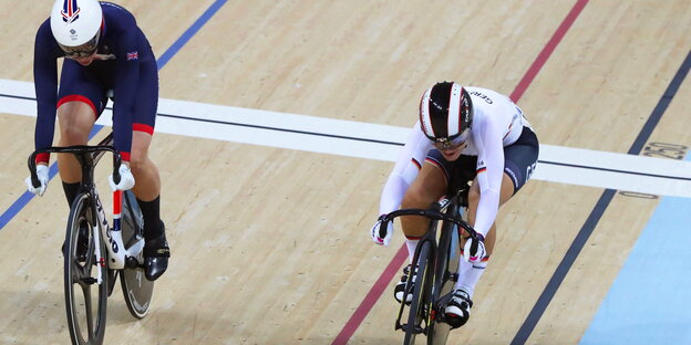 Kristina Vogel fährt im Bahnrad-Sprint knapp vor der Britin Rebecca James ins Ziel