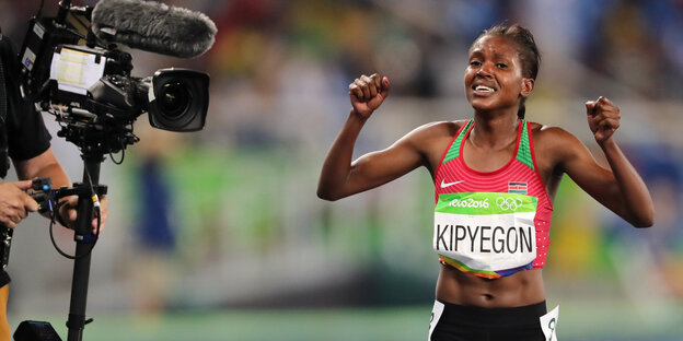 Chepngetich Kipyegon reckt ihre Fäuste nach oben Chepngetich Kipyegon reckt ihre Fäuste nach oben