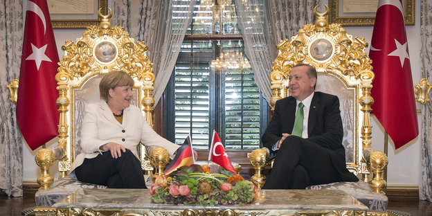Merkel und Erdogan gut gelaunt, auf repräsentativen Sitzmöbeln